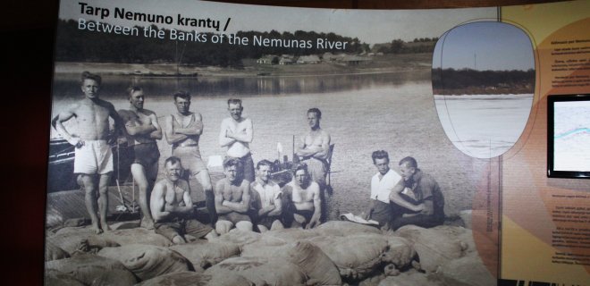 1930 metų A. Mickaus (LCVA) nuotrauka, kurioje įamžinti vyrai. Perkėloje laukiama kelto, kuris perkelts žmones ir prekes į Šilinės kaimą.