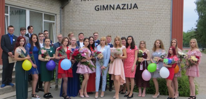 Paskutinio skambučio akimirka Veliuonos gimnazijoje / Gimnazijos nuotr.