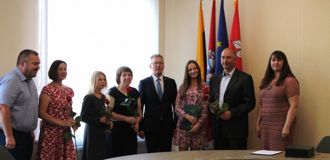 Gabrielė Gudiškytė su tėčiu, ją paruošusiomis trimis mokytojomis. Gabrielė vienintelė rajone surinko net tris 100-ukus.