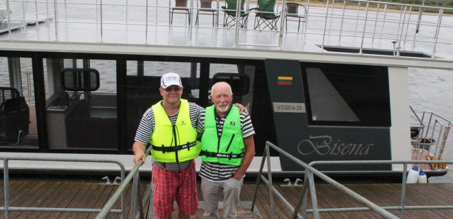 Naujojo laivo „Bisena“ kapitonas Antanas Grumuldis ir jo padėjėjas Viktoras Bendzius naujam turizmo sezonui pasiruošę.