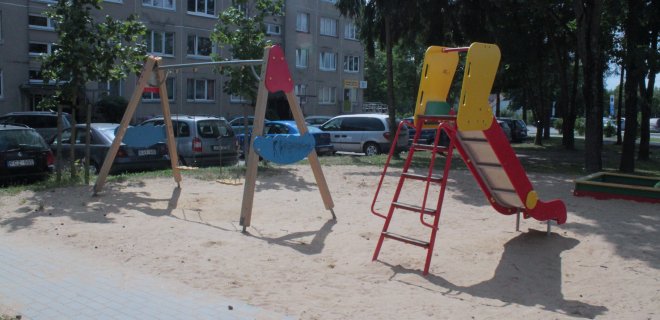 Daugiabučio gyventojams skaudu žiūrėti, kaip mažamečiai vaikai kapstosi po užterštą smėlį, kuris būna sušluojamas nuo šalia esančio šaligatvio.