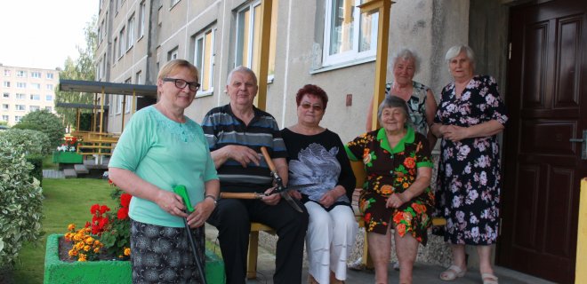 Algirdo g. 14 daugiabučio aplinkos puoselėtojų būrelis (iš kairės): Birutė, Julius, Marytė, Marcelė, Janina ir Marytė.