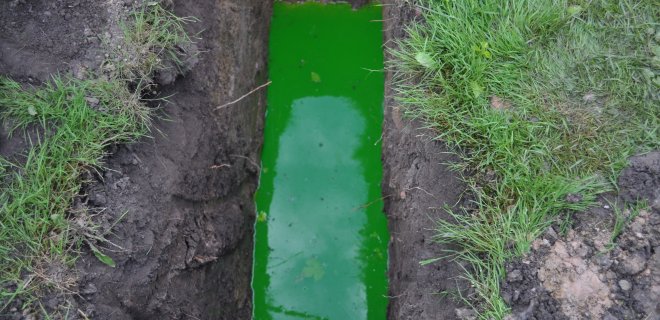 Fekalijomis užterštas vanduo, įpylus specialių dažų, pakeitė spalvą / Monikos Kazakevičiūtės nuotr.