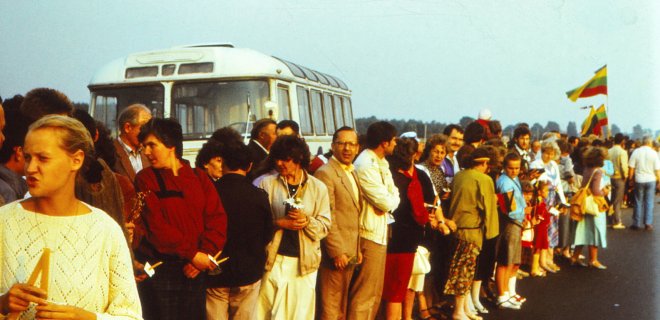 Baltijos kelias. Fotografavo Algirdas Kaminskas (miręs), nuotrauką atsiuntė jo sūnus Arvydas Kaminskas. Nuotrauka daryta netoli Ukmergės, joje turėtų būti jurbarkiečiai.