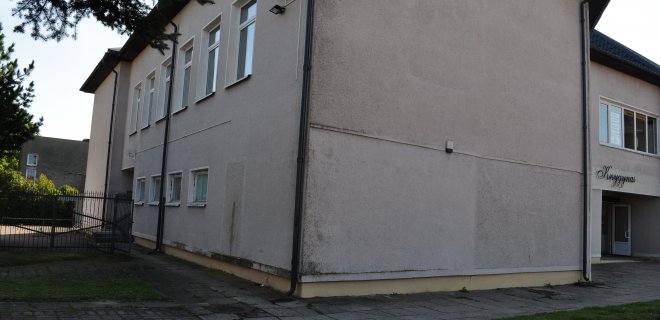 Ši Jurbarko knygyno siena jau keletą metų yra tapusi „viešuoju tualetu“