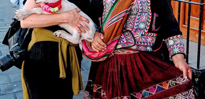 Arekipa. Peru (su aimarų genties moterimi Arekipos senamiestyje) / asmeninio archyvo nuotr.