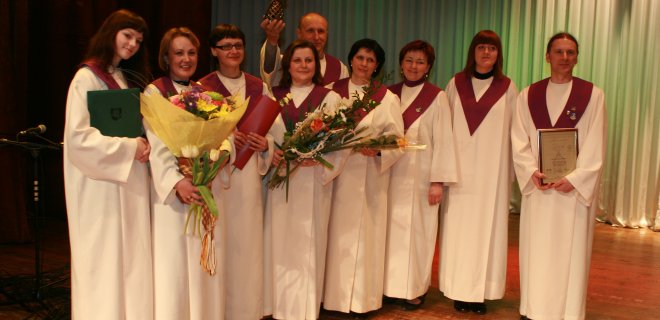2009 m. „Vadžgirio sakralinės muzikos ansambliui“ įteikta „Aukso paukštė“ kaip geriausiam vokalinės muzikos ansambliui Lietuvoje. / asmeninio archyvo nuotr.