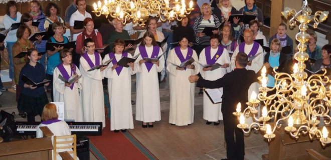 „Vadžgirio sakralinės muzikos ansamblis“ koncertuoja Vokietijoje pas draugus - kompozitorių Stefan Jaenke ir jo vadovaujamą chorą. / asmeninio archyvo nuotr.
