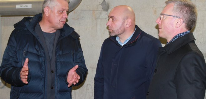 UAB „Jurbarko vandenys“ direktorius D. Dragūnavičius (kairėje) Jurbarko rajono administracijos atstovams pristatė naujus vandens kokybės gerinimo įrenginius. / Monikos Kazakevičiūtės nuotr.