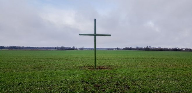 Ūkininkai Robertas Čirvinskas, Simonas Bietkis, Česlovas Petraitis kryžius pastatė prie kelio Jurbarkas - Skaudvilė, netoli Žindaičių gyvenvietės.