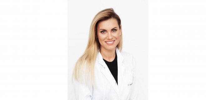 Anot odontologijos skyriaus vadovės, burnos higienistės Sandros Burčikaitės, tik taisyklinga asmeninė burnos ir dantų priežiūra namie bei reguliarus profesionalios burnos higienos atlikimas pas kompetentingus specialistus gali užtikrinti gerą dantų bei burnos higieną ir užkirsti kelią sunkioms bei ilgo gydymo reikalaujančioms ligoms.