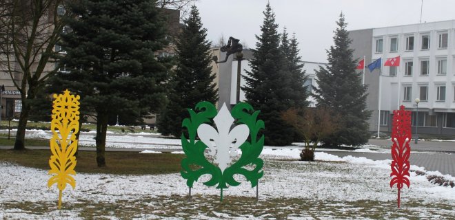 Apie artėjančią šventę primena tik Jurbarko kultūros centro trispalvės verpstės