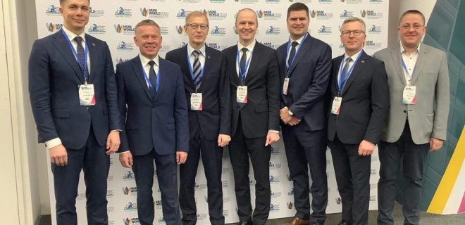 Jurbarko rajono savivaldybės meras Skirmantas Mockevičius (antras iš dešinės) su kitų Lietuvos savivaldybių merais konferencijoje-parodoje „Muni World 2020“
