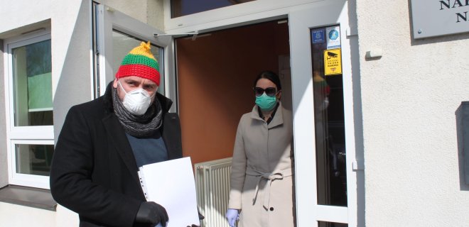 Vicemeras Daivaras Rybakovas ir VšĮ Socialinės paslaugos direktorė Audronė Balčiūnienė išlydėjo izoliuotus asmenis, jiems raštiškai patvirtinus, kad turi tinkamas vietas saviizoliavimuisi ir užtikrina, kad laikysis numatytos tvarkos.