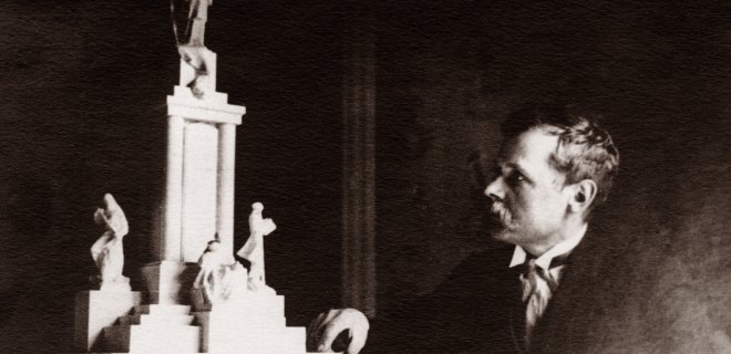 Vincas Grybas šalia projekto  Motiejui Valančiui, 1934-1935 m. / Iš Grybų šeimos asmeninio archyvo nuotr.
