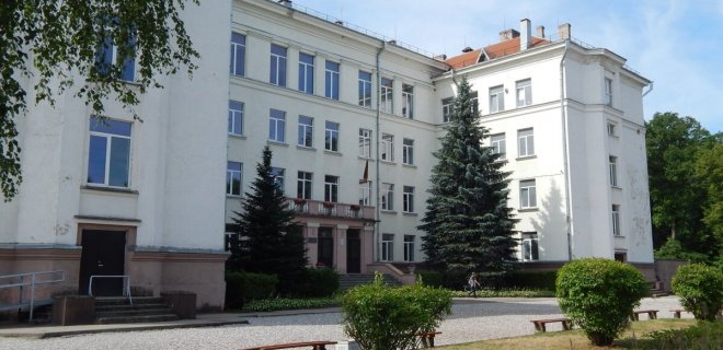Jurbarko A. Giedraičio- Giedriaus gimnazijai paskirta viena didžiausių sumų. 20 000 eurų – Jurbarko Antano Giedraičio-Giedriaus gimnazijos konferencijų salės įrengimui. 6 000 eurų taip pat skirti gimnazijoje įrengto keltuvo žmonėms su negalia vidaus angokraščių ir keltuvo sandūros su pastato išorės siena apdailos darbams atlikti. 8 900 eurų skirt sporto komplekso stogo remontui.