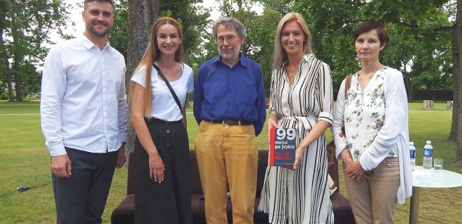 (Iš kairės) Renginio moderatorius Lukas Bakšys, renginio sumanytoja bibliotekininkė Rytė Galbuogienė, profesorius Liudas Mažylis, viešosios bibliotekos direktorė Rasida Kalinauskienė bei Aldona Mažylienė.