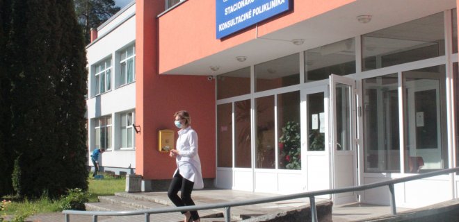 Jurbarko ligoninė laisviau įsileidžia pacientus ir lankytojus į vidų, tik prašo jų nepamiršti apsaugos priemonių – kaukių. Toks reikalavimas galioja visiems medicinos įstaigoms.