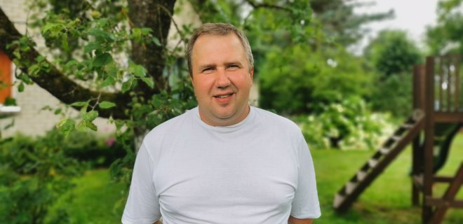 Giedriui Greičiui smagu, kad daržoves augina su savo verslo partneriais - taip jis vadina savo vaikystės draugus, su kuriais užsiima šiuo verslu ir kurie net gyvena čia pat, jo kaiminystėje. / Mūsų laiko nuotr.