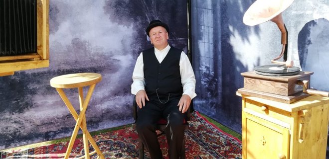 Atkurtoje tarpukario fotostudijoje garsų šio krašto fotografą Antaną Mickų įkūnija Veliuonos krašto muziejaus darbuotojas Gediminas Klangauskas. / Jūratės Mičiulienės nuotr.