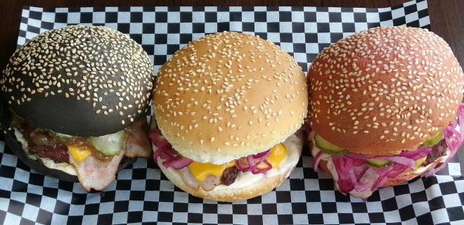 Didžiausia pasiūla burgerių mėgėjams - pasirinkti galima trijų rūšių ir spalvų bandeles su įvairiais mėsos, sūrio įdarais, daržovėmis ir naminiais padažais.