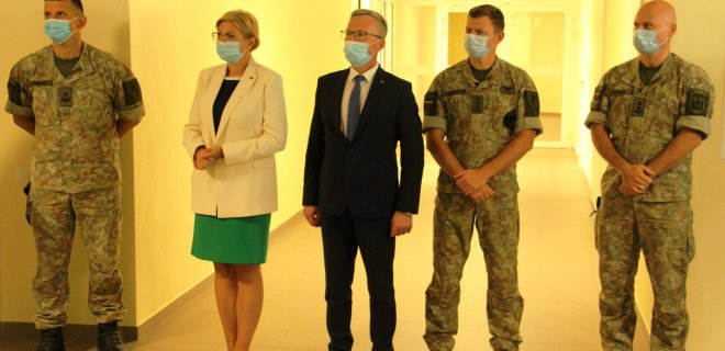 Rugpjūčio 28 d. Lietuvos didžiojo kunigaikščio Kęstučio motorizuotame pėstininkų batalione vyko naujųjų kareivinių pašventinimas. Svečiai, tarp kurių buvo ir Jurbarko rajono meras S. Mockevičius, lankėsi teritorijoje, kuri, kaip tomis dienomis paaiškėjo, jau buvo tapusi COVID19 židiniu. / Vido Stašaičio nuotr.