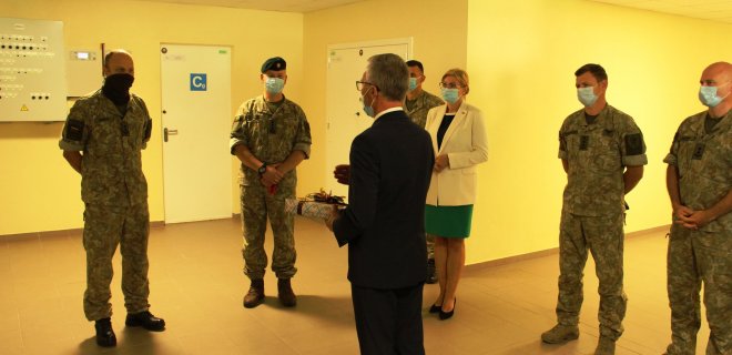 Rugpjūčio 28 d. Lietuvos didžiojo kunigaikščio Kęstučio motorizuotame pėstininkų batalione vyko naujųjų kareivinių pašventinimas. Svečiai, tarp kurių buvo ir Jurbarko rajono meras S. Mockevičius, lankėsi teritorijoje, kuri, kaip tomis dienomis paaiškėjo, jau buvo tapusi COVID19 židiniu.