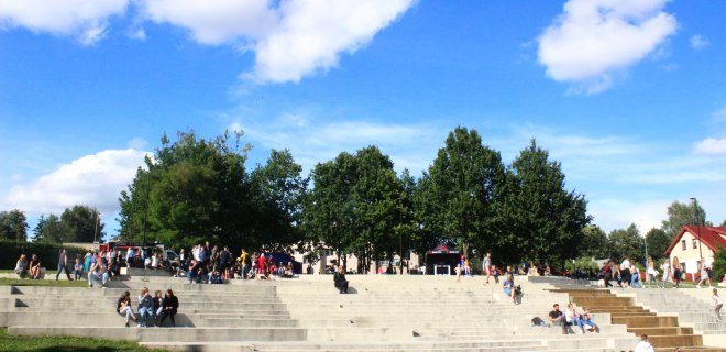 Atsipalaidavo. Dauguma moksleivių ir tėvelių be kaukių.