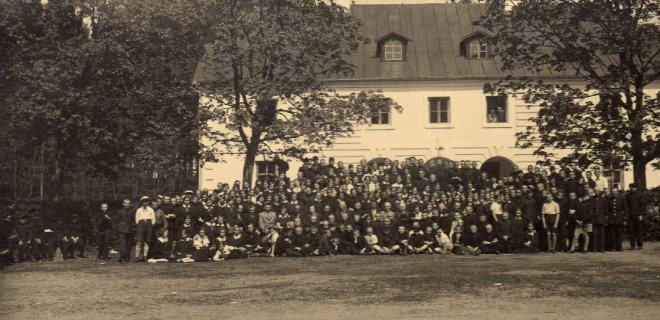 Gimnazistai prie gimnazijos. Dabar šiame pastate veikia Jurbarko krašto muziejus. / Jurbarko krašto muziejaus archyvo nuotr.