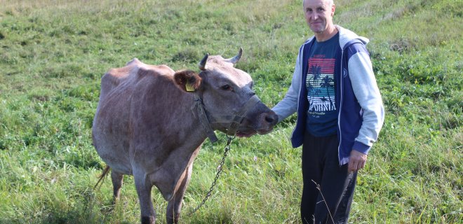 Ūkininkas Ričardas Tamulis tikisi, kad gavus paramą augintinės Mėtos pienas galės virsti skaniu sūriu. / Jurgitos Ulkienės nuotr.
