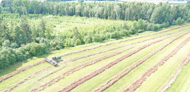 Kartu įsigiję kmynų pjovimo į pradalges kombainą, kooperatyvo nariai gali greitai ir kokybiškai nukulti vaistingąsias sėklas.