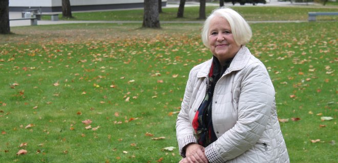 Mokytoja-ekspertė Dalia Kondrotaitė ne tik mokė vaikus, bet ir ilgus metus ruošė medžiagą „Šviesos“ leidyklai. Dar ir dabar gimnazistai mokosi iš jos rengtų vadovėlių.