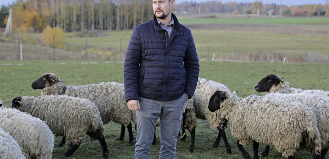 Ūkininkas Jonas Kurtinaitis, pasinaudojęs „Parama smulkiesiems ūkiams“, įsigijo 60 avių. / Ričardo PASILIAUSKO nuotr.