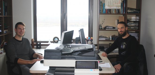 “Vaikystėje buvo mūsų vaikų kambarys, o dabar - darbo”, - šypsosi broliai architektai Andrius ir Martynai Ganusauskai - MB “Archsprendimai” komanda, dirbanti Jurbarke.