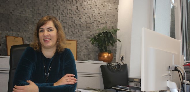 IĮ “Ingos projektavimo studija” (“Inprojekt) vadovė architektė Inga Januškienė savo biure Jurbarke. Ši architektė projektuoja naujus namus ir rekonstruoja senus visoje Lietuvoje.