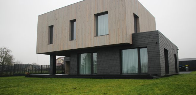 Štai kaip atrodo architektei I. Januškienei mieliausias, jos pačios suprojektuotas pastatas, stūksantis Jurbarko Donelaičio gatvėje. Šio pastato šeimininkas tikina, kad pripratęs prie dėmesio - nutinka ir taip, kad važiuojantys pro šalį sustoja apžiūrėti.