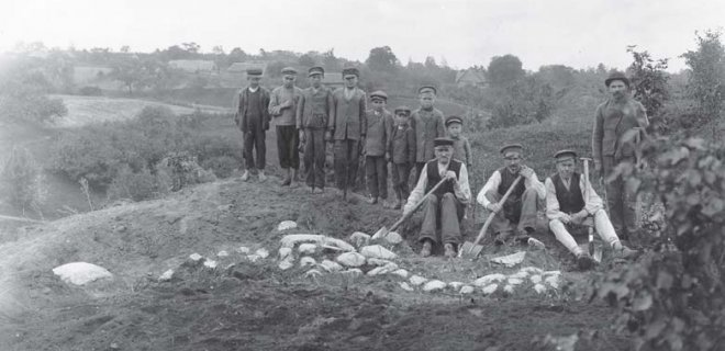 1912 metais įamžinti kasinėjimai. Darbininkai Veliuonos piliakalnyje. / L. Kšivickio nuotr. /Vytauto Didžiojo karo muziejaus archyvas nuotr.