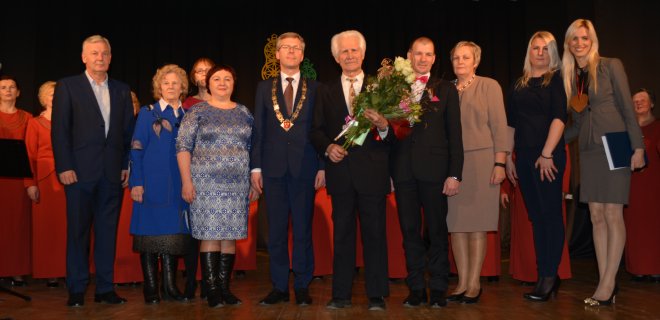Eržvilke su eržvilkiškiais ir politikais. A. Balašaitis apdovanojamas ženklu „Už nuopelnus Jurbarko kraštui“ / Jurbarko r. sav. nuotrauka daryta 2016 m. nuotr.