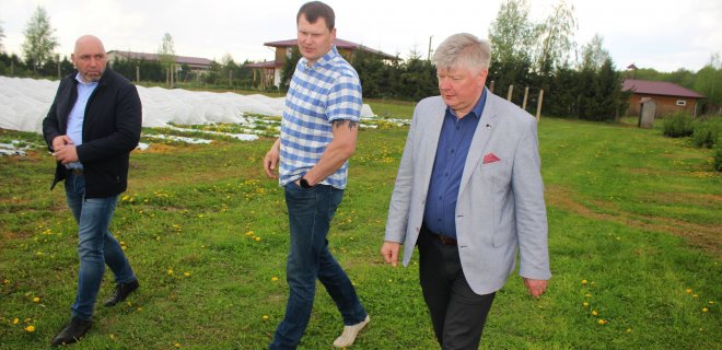 Jaunasis ūkininkas Nerijus Blažys svečiams iš Vilniaus pirmiausiai parodė serbentyną – būtent su šiais vaiskrūmiais startavo jo uogininkystės ūkis. / Linos Juškaitienės nuotr.
