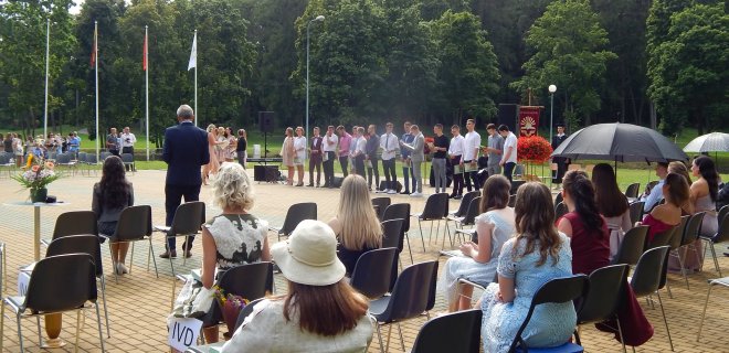 Jurbarko gimnazistų išleistuvės ir atestatų įteikimo šventė vyks liepos 23 dieną 17 val. Dainų slėnyje.