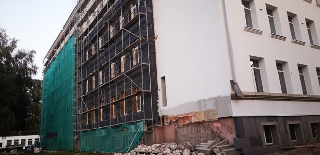 Taip atrodė gimnazijos darbai prieš savaitę - be jokių aptvėrimų,  „stop“ juostų. / Skaitytojo atsiųsta nuotr.
