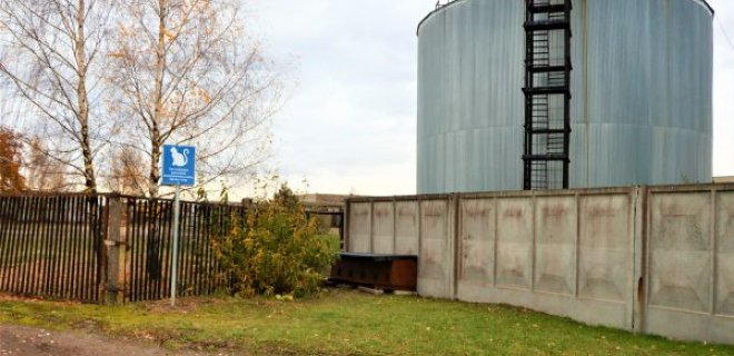 Nauja bešeimininkių kačių šėrimo vieta Jurbarko mieste – valstybinėje žemėje  šalia žemės sklypo, esančio Algirdo g. 18.