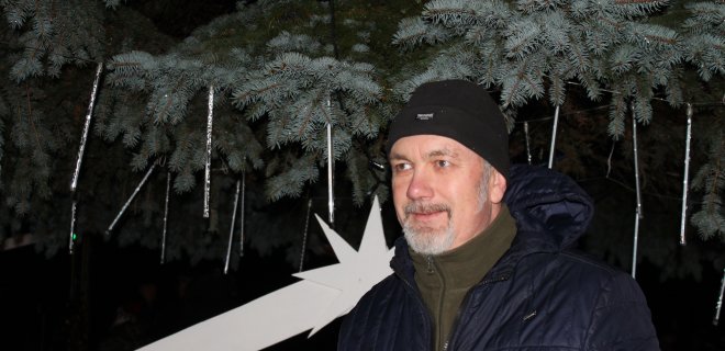 Veliuonietis dainininkas Naglis Mačėnas garsina miestelį visoje Lietuvoje. Jis sako, kad net ir geriausia aparatūra neišgelbės, jei nepavyks užmegzti emocinio ryšio su klausytojais, jei į dainą neįdėsi savo jausmų ir širdies.