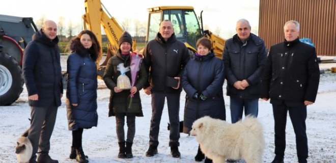 Nuotraukoje iš kairės: Jurbarko rajono savivaldybės administracijos Žemės ūkio skyriaus vedėjas Martynas Kursevičius, Jurbarko rajono savivaldybės administracijos Žemės ūkio skyriaus vyresnioji specialistė melioracijai Akvilė Bialoglovytė. Inga Lukošienė, Gedeminas Lukošius, Jurbarko rajono savivaldybės administracijos Žemės ūkio skyriaus vyriausioji specialistė Vijoleta Tamulytė,  Jurbarko rajono ūkininkų sąjungos pirmininkas Raimundas Jovarauskas, Smalininkų seniūnijos seniūnas Ramūnas Alminas.