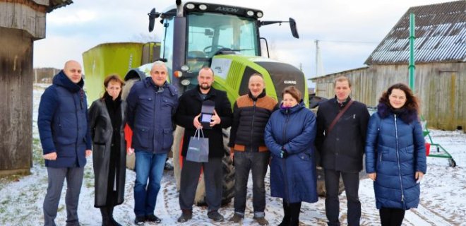 Nuotraukoje iš kairės: Jurbarko rajono savivaldybės administracijos Žemės ūkio skyriaus vedėjas Martynas Kursevičius, Lietuvos žemės ūkio konsultavimo tarnybos Jurbarko biuro vadovė Kristina Gakienė, Jurbarko rajono ūkininkų sąjungos pirmininkas Raimundas Jovarauskas, ūkininkas Mantas Zubrickas, jo tėtis Gintautas Zubrickas, Jurbarko rajono savivaldybės administracijos Žemės ūkio skyriaus vyriausioji specialistė Vijoleta Tamulytė, Eržvilko seniūnijos seniūnas Gintaras Kasputis,Jurbarko rajono savivaldybės administracijos Žemės ūkio skyriaus vyresnioji specialistė melioracijai Akvilė Bialoglovytė.