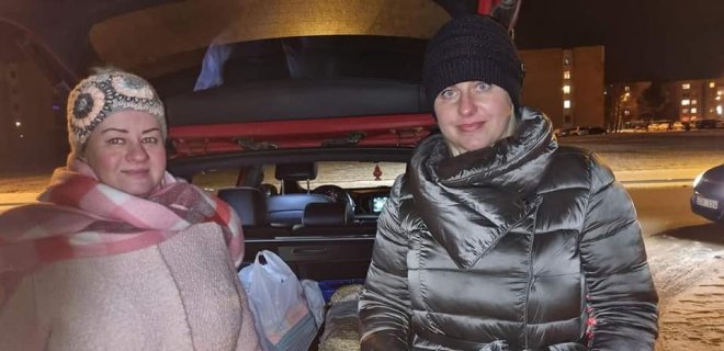 Iš kairės: Aušra Trinkaitė ir Inga Molevaitė gruodžio 23-osios vakarą surengė gerumo akciją beglobiams gyvūnėliams paremti.