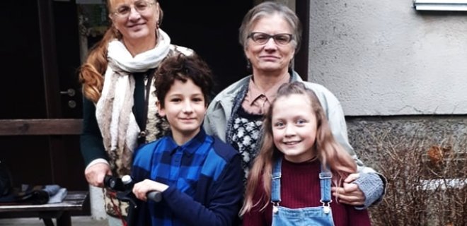 Alma Busch ir Danutė Samienė su vienais iš pagrindinių jaunųjų aktorių.