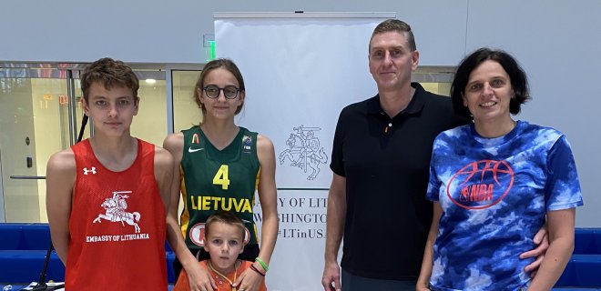 2021 m. spalio 16 dieną Vašingtone vykęs 18-as Lietuvos Ambasadorės taurės krepšinio turnyras. Simas Kačerauskas žaidė už Lietuvos ambasados komandą. Viltė, Valdas ir Jolanta prisidėjo prie turnyro organizavimo. / Jolantos Kačerauskienėsk nuotr.