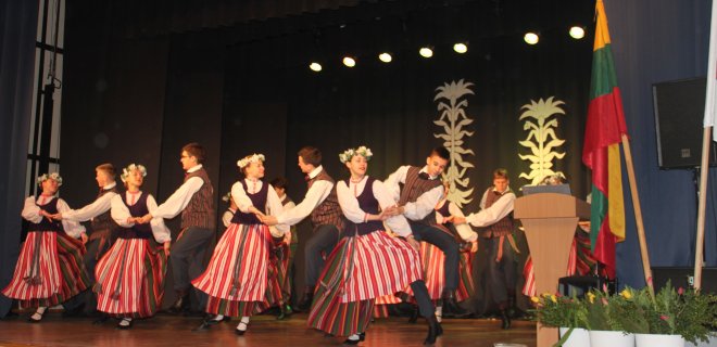 Jurbarko kultūros centro liaudiškų šokių kolektyvas „Nemunėlis“.