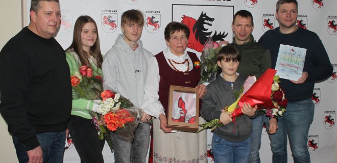 Eržvilko bendruomenės lauretė Elena Mekšriūnienė su artimaisiais.